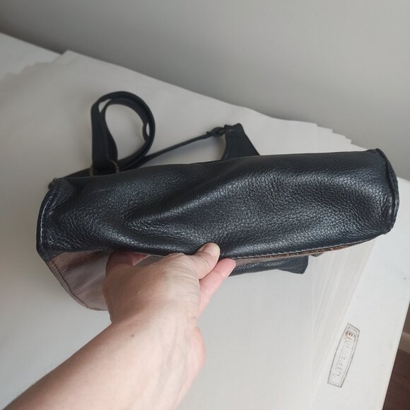 Elegant Black and Brown Leather Shoulder Bag - Picture 7 of 14